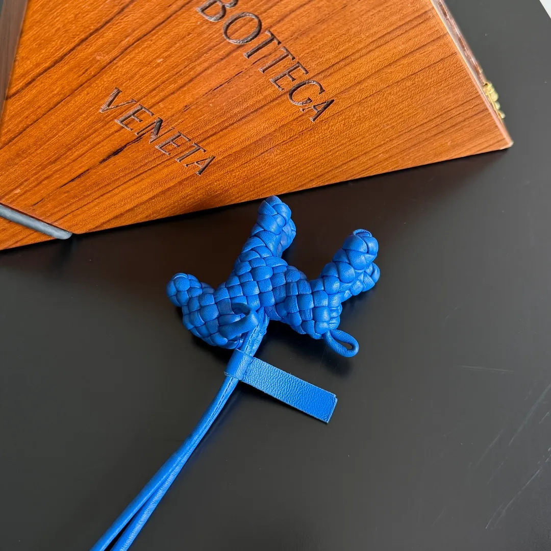 Batch 540 BOTTEGA VENETA2025 new puppy-shaped pendant braided puppy is now online😎The leather braided puppy-shaped pendant can be hung on any handbag, and it is as cute, delicate and colorful as it matches with a bag. Cute and cute, it will touch your heart at any time. It can be hung on bags or keychains. Who can resist such a cute puppy? Style number: 807068